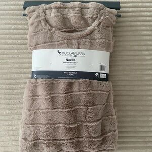 KOOLABURRA BY UGG CHRISTMAS TREE SKIRT